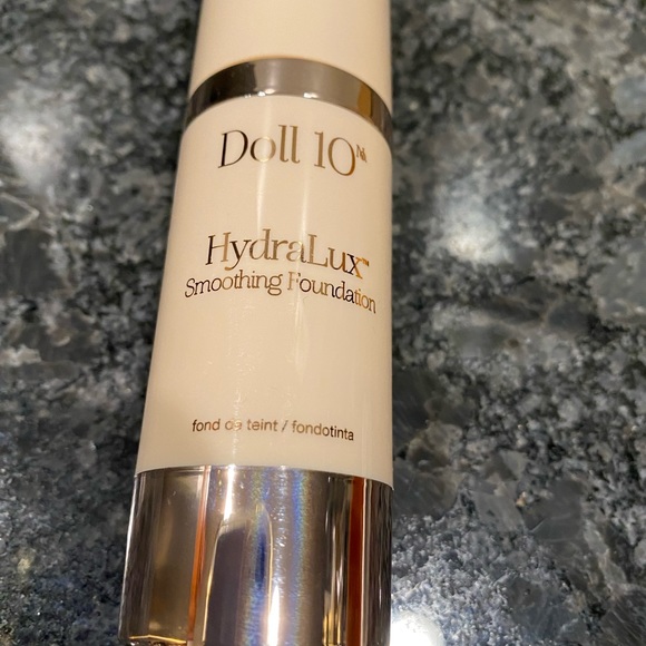 Doll 10 Hydralux Smoothing Foundation 1 fl. OZ. - Picture 2 of 4